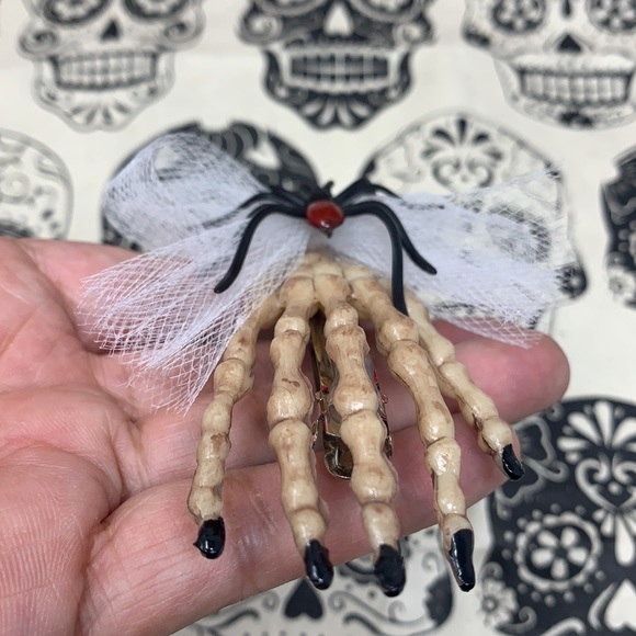 3” creepy hair clips skeleton hands with black widow spider 🕷 made by me NEW - Picture 13 of 17